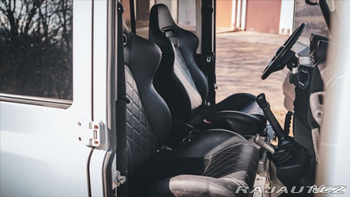 Land Rover Defender 2,4 2011