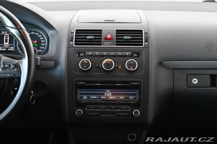 Volkswagen Touran 1,6 TDi 77kW DSG MATCH Zá 2012