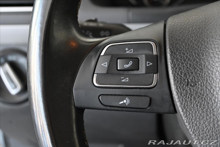 Volkswagen Touran 1,6 TDi 77kW DSG MATCH Zá 2012