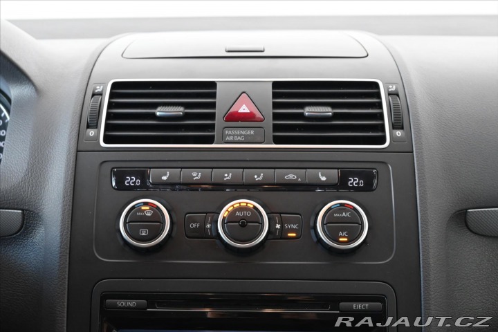 Volkswagen Touran 1,6 TDi 77kW DSG MATCH Zá 2012