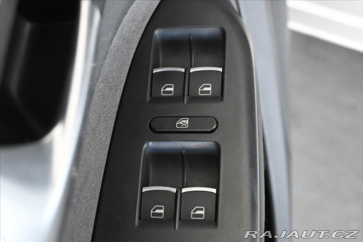 Volkswagen Touran 1,6 TDi 77kW DSG MATCH Zá 2012