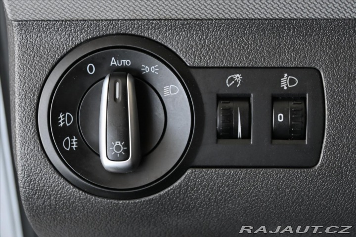 Volkswagen Touran 1,6 TDi 77kW DSG MATCH Zá 2012