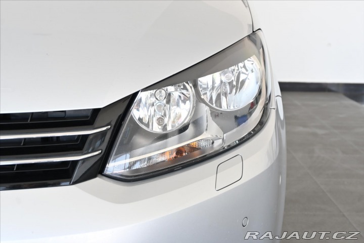 Volkswagen Touran 1,6 TDi 77kW DSG MATCH Zá 2012