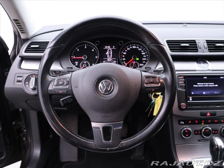 Volkswagen Passat 2,0 TDI 103kW DSG CZ Xeno 2012