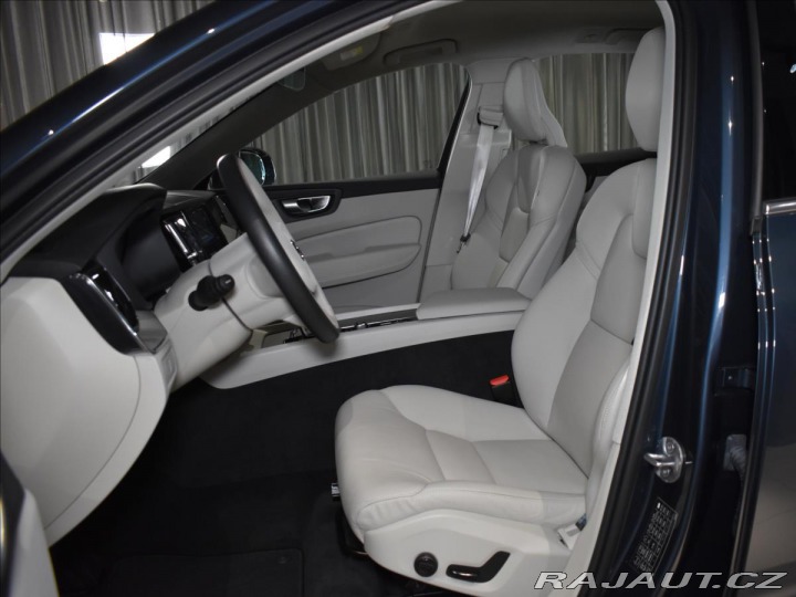 Volvo XC60 2,0 B4 AWD Core ,bezklíč 2023