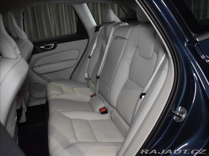 Volvo XC60 2,0 B4 AWD Core ,bezklíč 2023