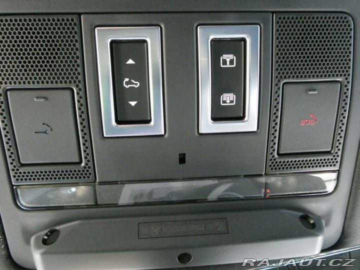 Land Rover Defender 130 3,0 X-Dynamic SE D300 2025