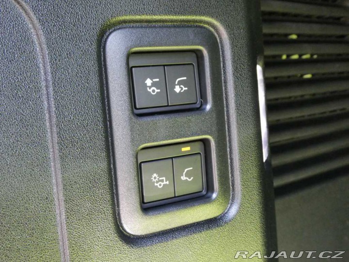 Land Rover Defender 130 3,0 X-Dynamic SE D300 2025