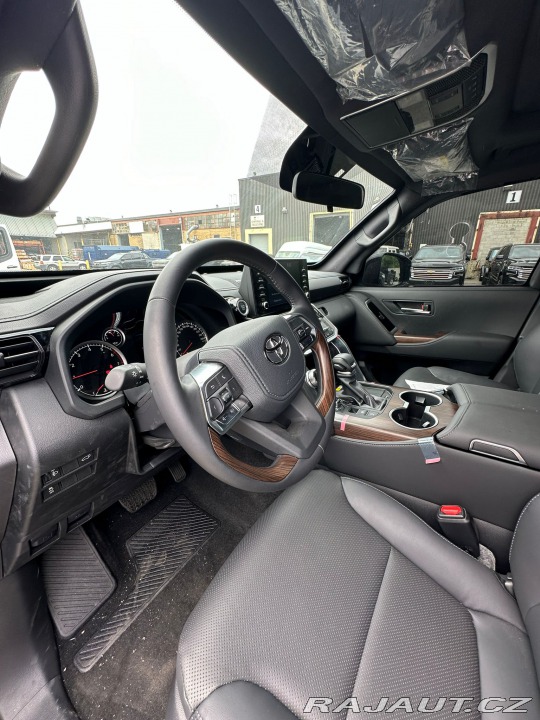 Toyota Land Cruiser GXR Armored B6 2024