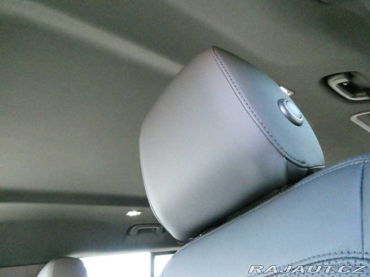 Land Rover Defender 110 3,0 X-Dynamic SE D250 2026