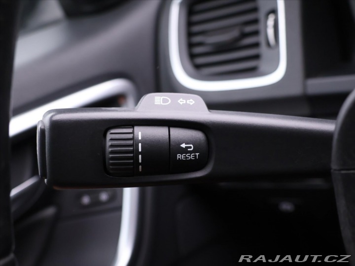 Volvo V60 2,0 D3 110kW Aut. Momentu 2015