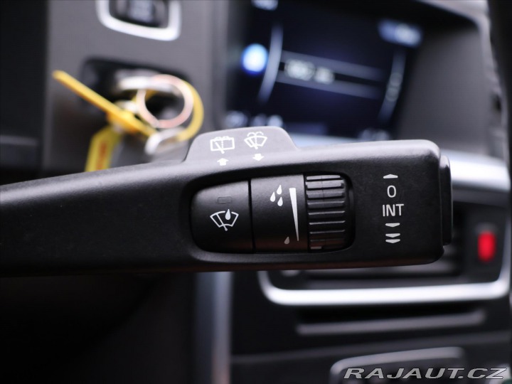 Volvo V60 2,0 D3 110kW Aut. Momentu 2015