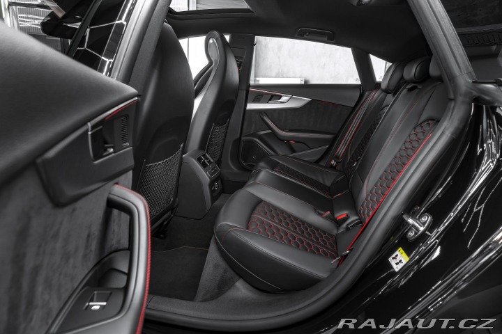 Audi RS5 MASÁŽ/KARBON/ST.OKNO/360 2019