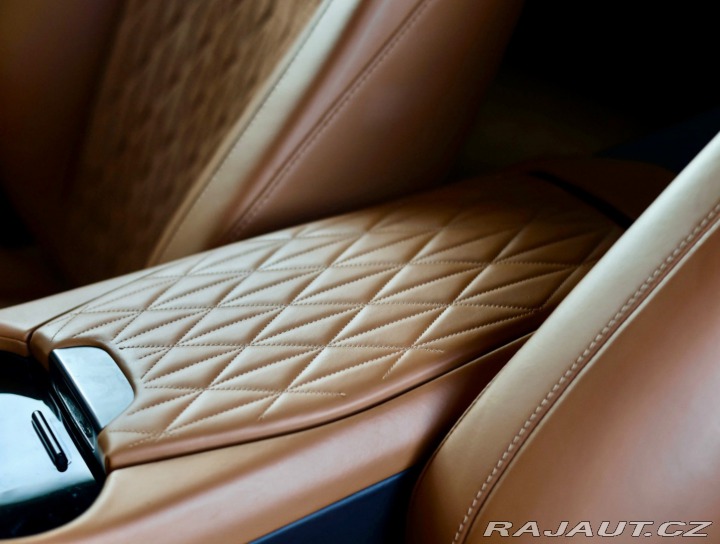 Aston Martin DB12 4.0 V8, Iridiscent Emera 2023