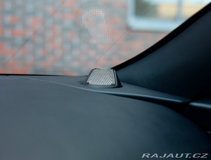 Aston Martin DB12 4.0 V8, Iridiscent Emera 2023
