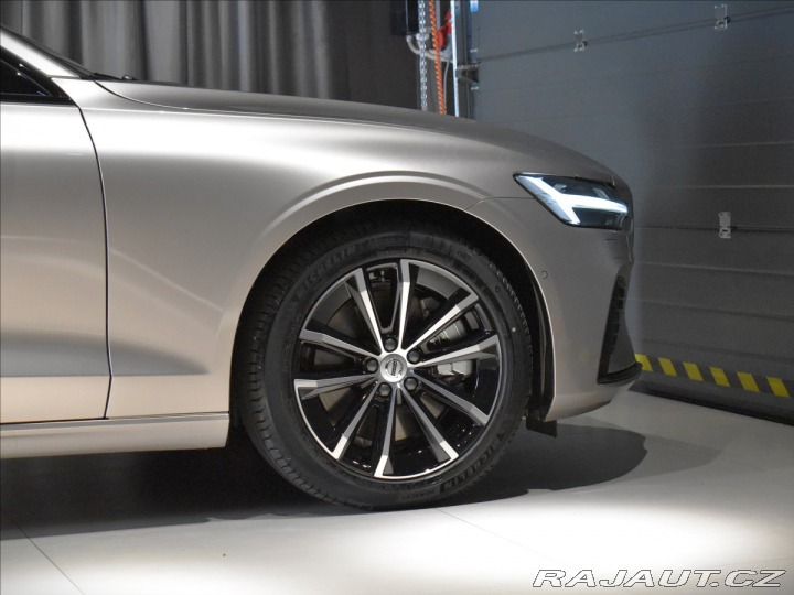 Volvo V60 2,0 T8 Plus Dark 2025