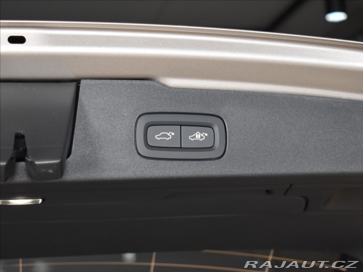 Volvo V60 2,0 T8 Plus Dark 2025
