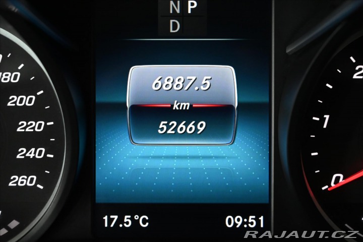 Mercedes-Benz V 2,0 300d 174 KW XL 8/MÍST 2023