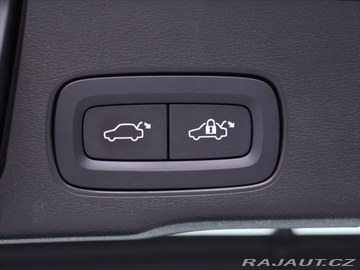 Volvo XC60 2,0 B5 183kW AWD Momentum 2022