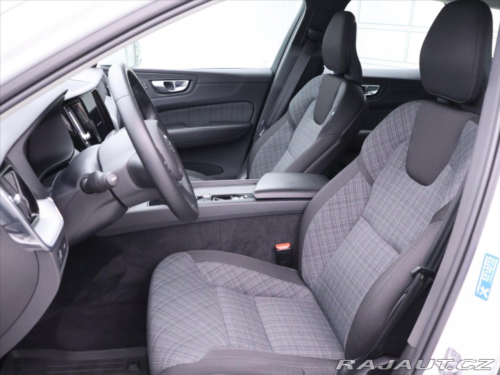 Volvo XC60 2,0 B5 183kW AWD Momentum 2022