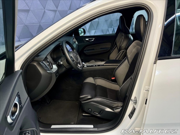Volvo XC60 2,0 B4 AWD PLUS DARK, KEY 2024