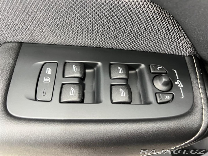 Volvo XC60 2,0 B4 AWD PLUS DARK, KEY 2024