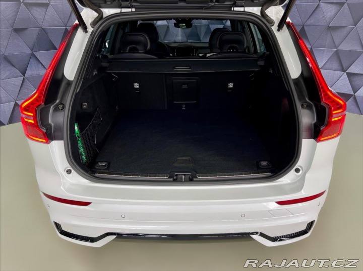 Volvo XC60 2,0 B4 AWD PLUS DARK, KEY 2024