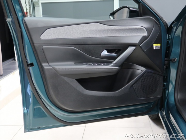 Peugeot 308 1,2 PT AT ALLURE NAVI KAM 2024