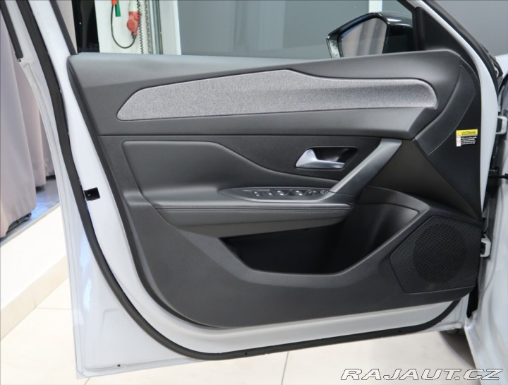 Peugeot 308 1,2 PT AT ALLURE NAVI KAM 2024