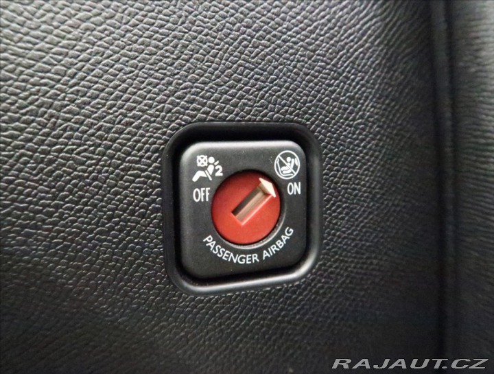 Peugeot 308 1,2 PT ALLURE NAVI KAMERA 2024