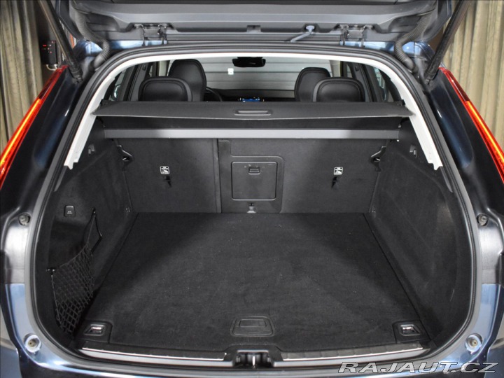 Volvo XC60 2,0 B4 AWD Momentum Bezkl 2021