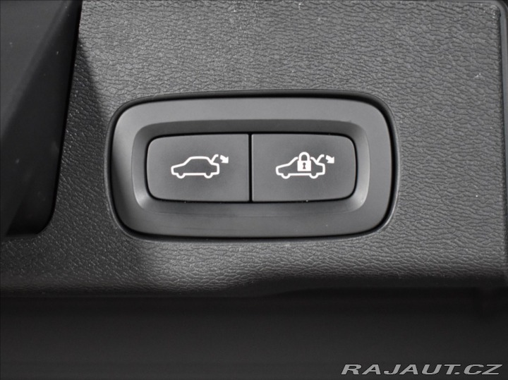 Volvo XC60 2,0 B4 AWD Momentum Bezkl 2021