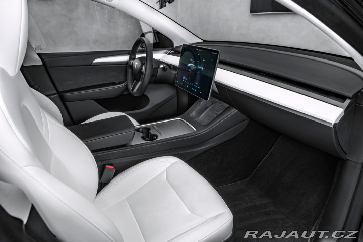 Tesla Model Y  2024