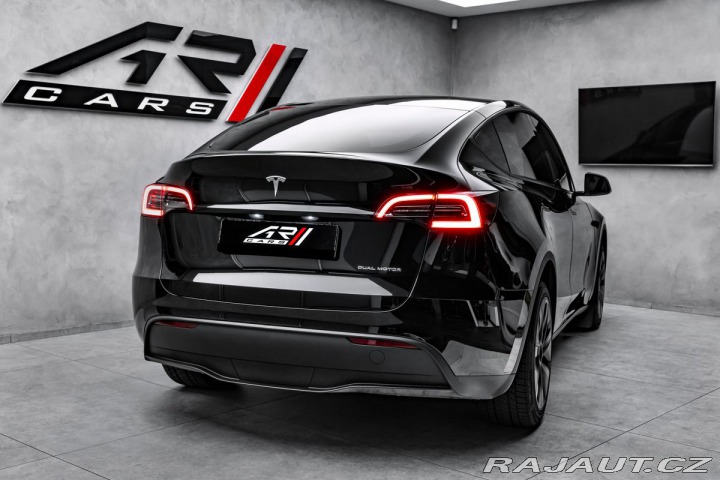 Tesla Model Y  2024