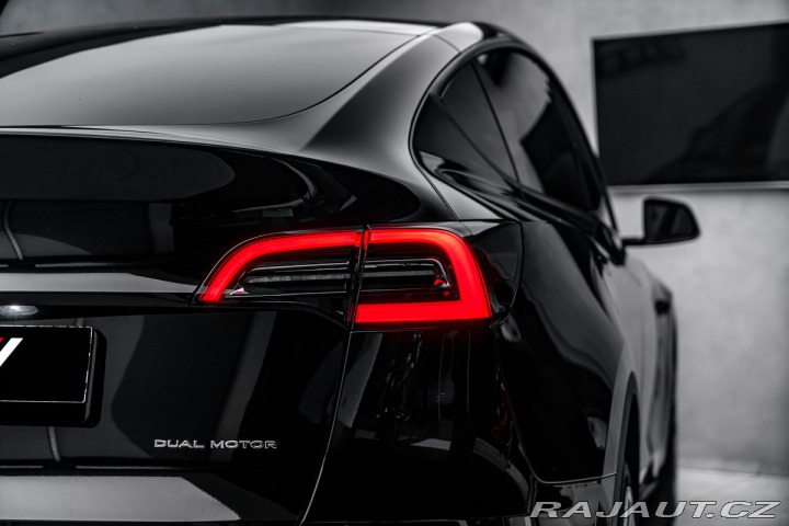 Tesla Model Y  2024