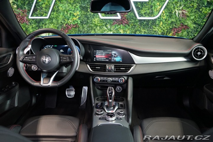 Alfa Romeo Giulia COMPETIZIONE*H/K*LED*ZÁRU 2023