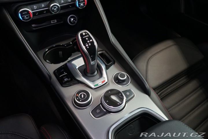 Alfa Romeo Giulia COMPETIZIONE*H/K*LED*ZÁRU 2023