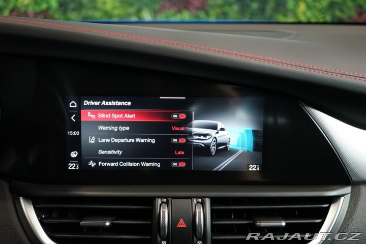 Alfa Romeo Giulia COMPETIZIONE*H/K*LED*ZÁRU 2023