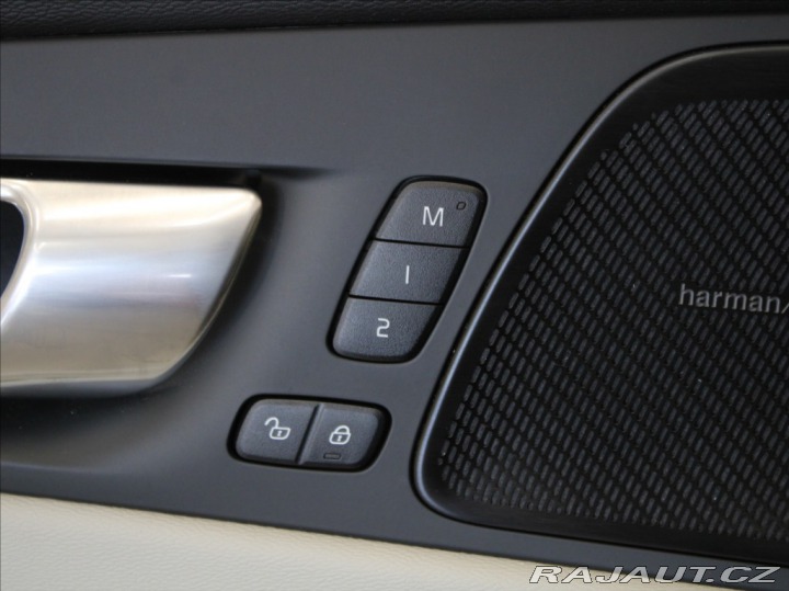 Volvo XC60 2,0 B4 AWD PLUS Dark PANO 2024
