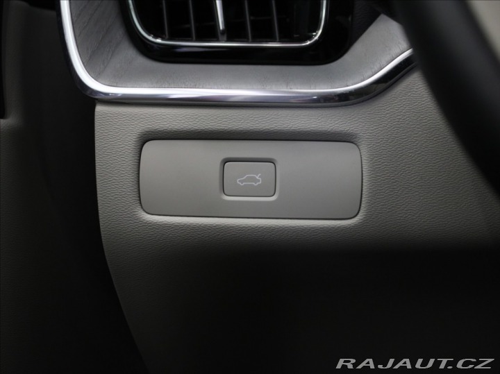 Volvo XC60 2,0 B4 AWD PLUS Dark PANO 2024