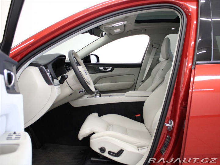 Volvo XC60 2,0 B4 AWD PLUS Dark PANO 2024