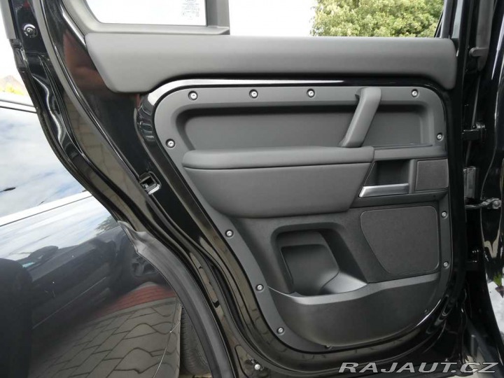 Land Rover Defender 110 3,0 X-Dynamic SE D250 2026