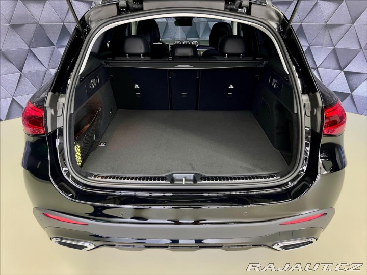 Mercedes-Benz GLC 220d 4MATIC AMG, LED, TAŽ 2025