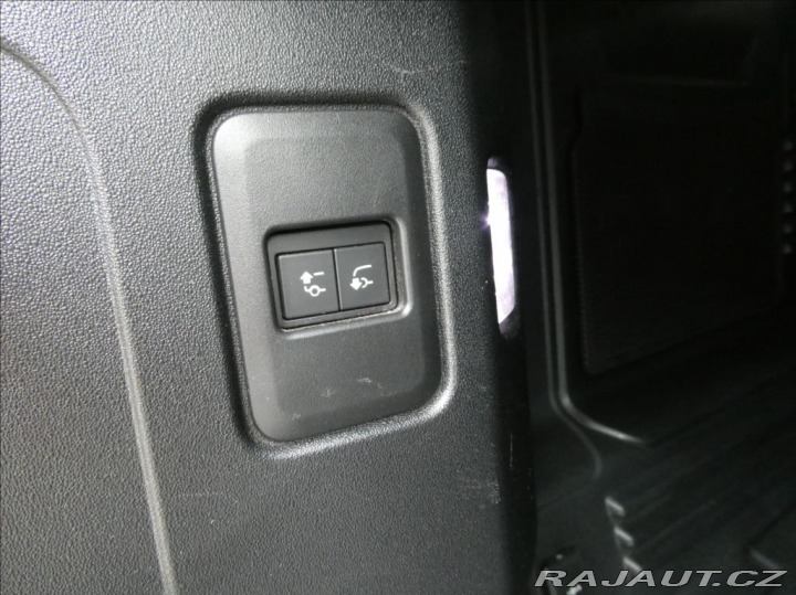 Land Rover Defender 2,0 D200 SE,1MAJ, ČR,Tažn 2020