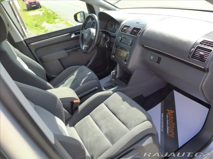 Volkswagen Touran 1,6 TDI KAMERA, TAŽNÉ 2010