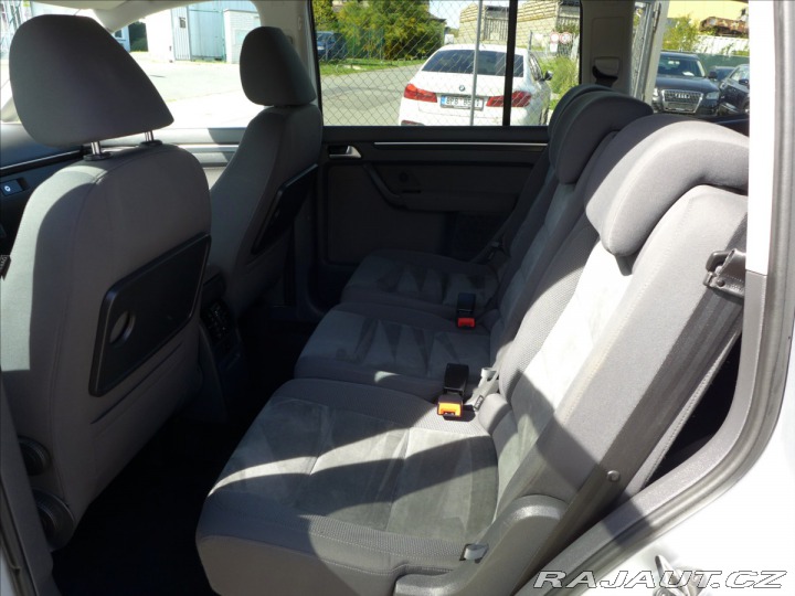 Volkswagen Touran 1,6 TDI KAMERA, TAŽNÉ 2010