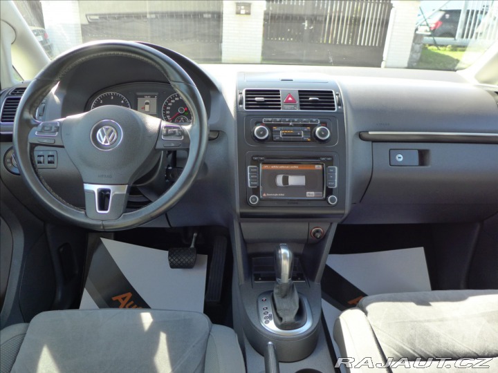 Volkswagen Touran 1,6 TDI KAMERA, TAŽNÉ 2010