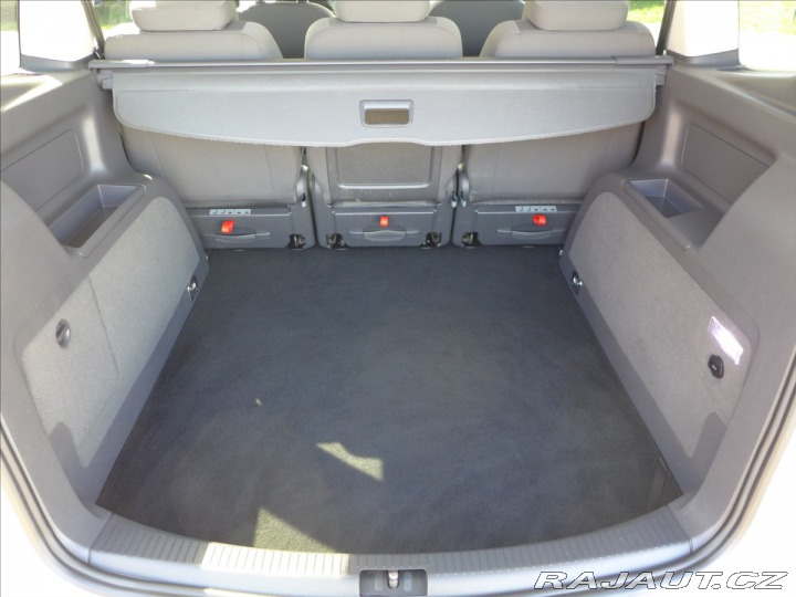 Volkswagen Touran 1,6 TDI KAMERA, TAŽNÉ 2010