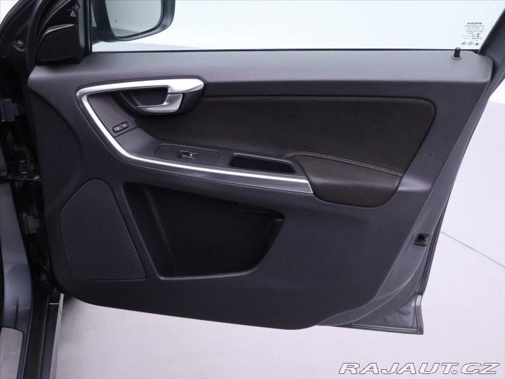 Volvo XC60 2,4 D5 AWD R-Design Serv. 2016