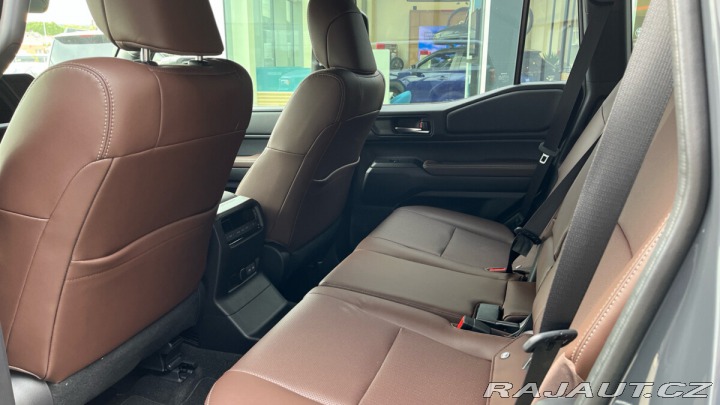 Toyota Land Cruiser 2,8D 4x4 8 AT Invincible 2024